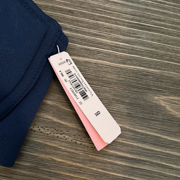 NWT Victoria’s Secret Unlined Swim Top Size 32D - Picture 2 of 6